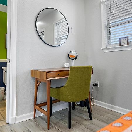 Itz A Vibe - 1 Bedroom Studio In The Heart Of Dtsp St. Petersburg Bagian luar foto
