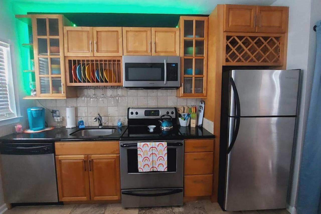 Itz A Vibe - 1 Bedroom Studio In The Heart Of Dtsp St. Petersburg Bagian luar foto