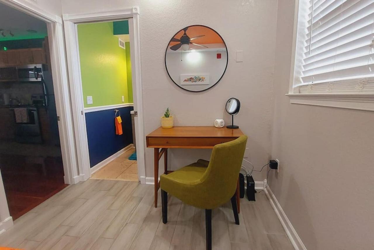 Itz A Vibe - 1 Bedroom Studio In The Heart Of Dtsp St. Petersburg Bagian luar foto