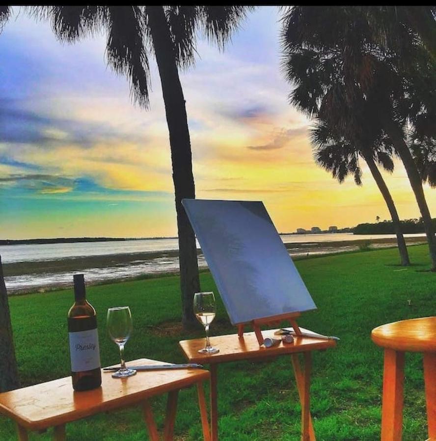 Itz A Vibe - 1 Bedroom Studio In The Heart Of Dtsp St. Petersburg Bagian luar foto