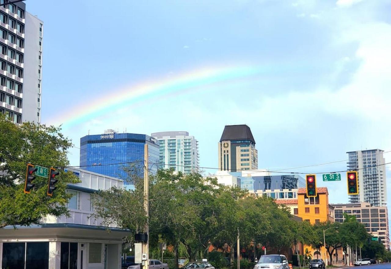 Itz A Vibe - 1 Bedroom Studio In The Heart Of Dtsp St. Petersburg Bagian luar foto
