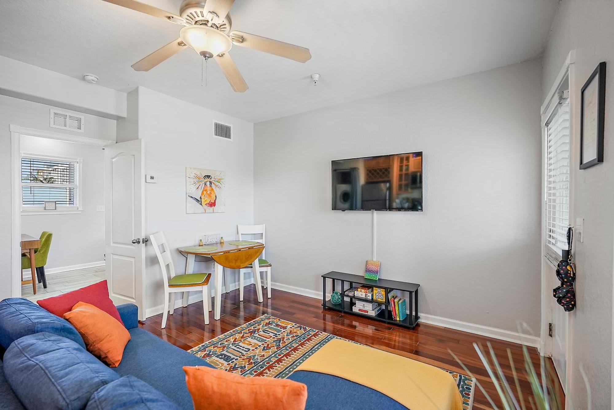 Itz A Vibe - 1 Bedroom Studio In The Heart Of Dtsp St. Petersburg Bagian luar foto